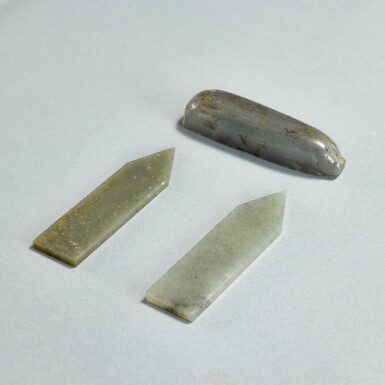 View full screen - View 1 of Lot 762. Two jade tablets, gui, and a jade pig, Western Han dynasty | 西漢 玉圭兩件 及 玉豬握一件 .