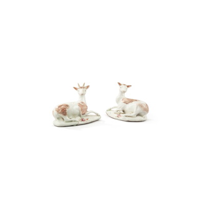 View full screen - View 1 of Lot 1117. A pair of Derby porcelain deer and hind at rest, circa 1755 | Paire de daim et biche en porcelaine de Derby, vers 1755.