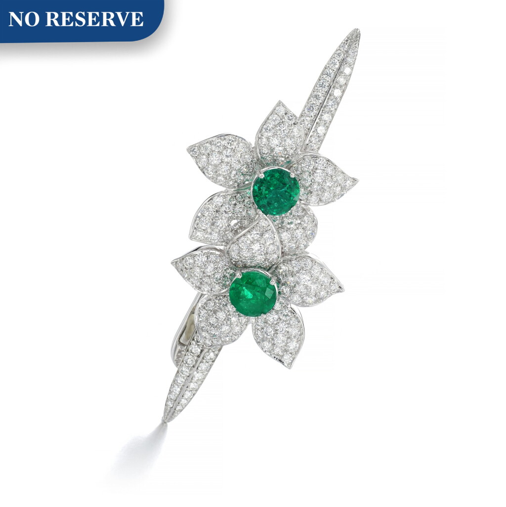 View full screen - View 1 of Lot 32. GRAFF | EMERALD AND DIAMOND HAIRCLIP.