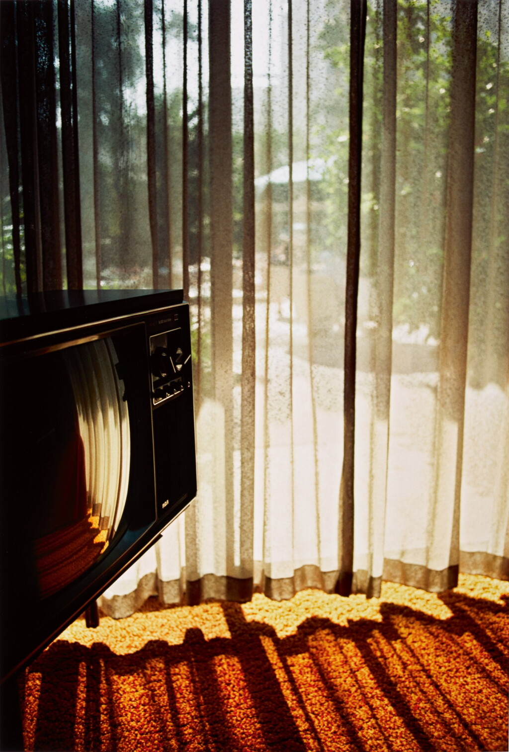 Voir en plein écran - Voir 1 du lot 72. ERNST HAAS | 'TELEVISION', CALIFORNIA, 1976.