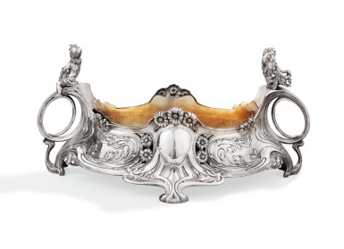 View full screen - View 1 of Lot 30. AN OVAL SILVER JARDINIÈRE WITH FITTED BRASS LINER, SY & WAGNER, BERLIN, CIRCA 1900 | JARDINIÈRE OVALE EN ARGENT ET SA DOUBLURE EN LAITON PAR SY & WAGNER BERLIN, VERS 1900.