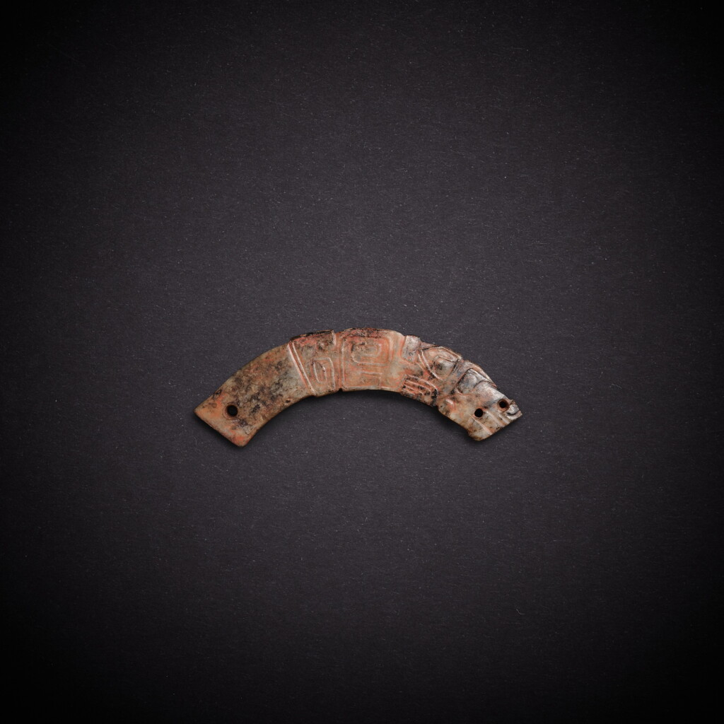 Voir en plein écran - Voir 1 du lot 5811. A grey jade 'dragon' pendant, huang, Late Shang dynasty | 商晚期 灰玉龍紋璜.