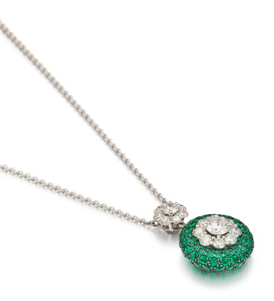 Voir en plein écran - Voir 1 du lot 1082. GRAFF | 'CLUSTER HALO' EMERALD AND DIAMOND PENDENT NECKLACE | 格拉夫 'Cluster Halo' 祖母綠 配 鑽石 項鏈.