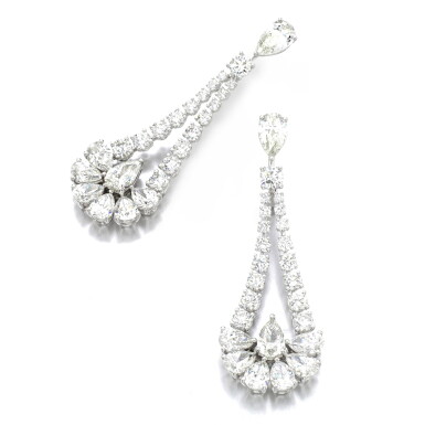 View full screen - View 1 of Lot 11. GRAFF | PAIR OF DIAMOND PENDENT EARRINGS.