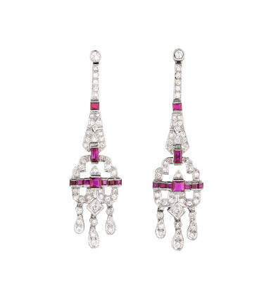 View full screen - View 1 of Lot 19. PAIRE DE PENDANTS D'OREILLE RUBIS ET DIAMANTS | PAIR OF RUBY AND DIAMOND PENDENT EARRINGS.