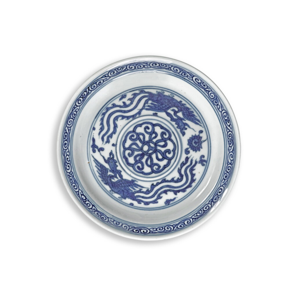 View full screen - View 1 of Lot 675. A small blue and white 'phoenix' cupstand, Ming dynasty, Jiajing / Wanli period | 明嘉靖 / 萬曆 青花鳳紋小盞托.