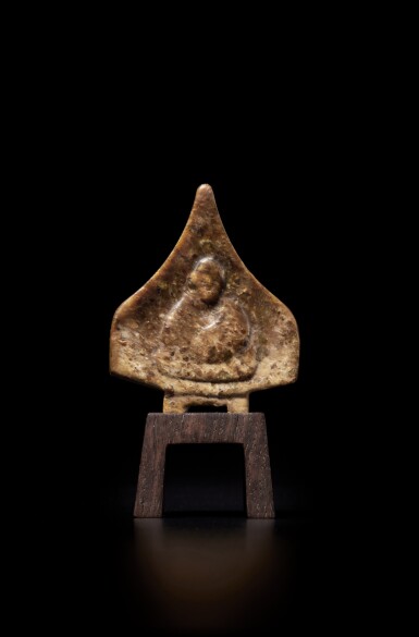 View full screen - View 1 of Lot 249. An extremely rare small inscribed jade stele of seated Buddha, Southern Qi dynasty, dated second year of Yongming, corresponding to 484 | 南齊永明二年(484年) 玉佛坐像.