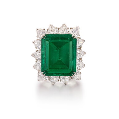 View full screen - View 1 of Lot 305. Emerald and Diamond Ring | 海瑞溫斯頓 | 13.49克拉 天然「哥倫比亞」無油祖母綠 配 鑽石 戒指.