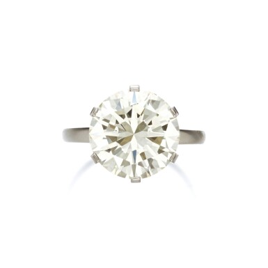 View full screen - View 1 of Lot 924. Diamond Ring weighing 5.55 carats.