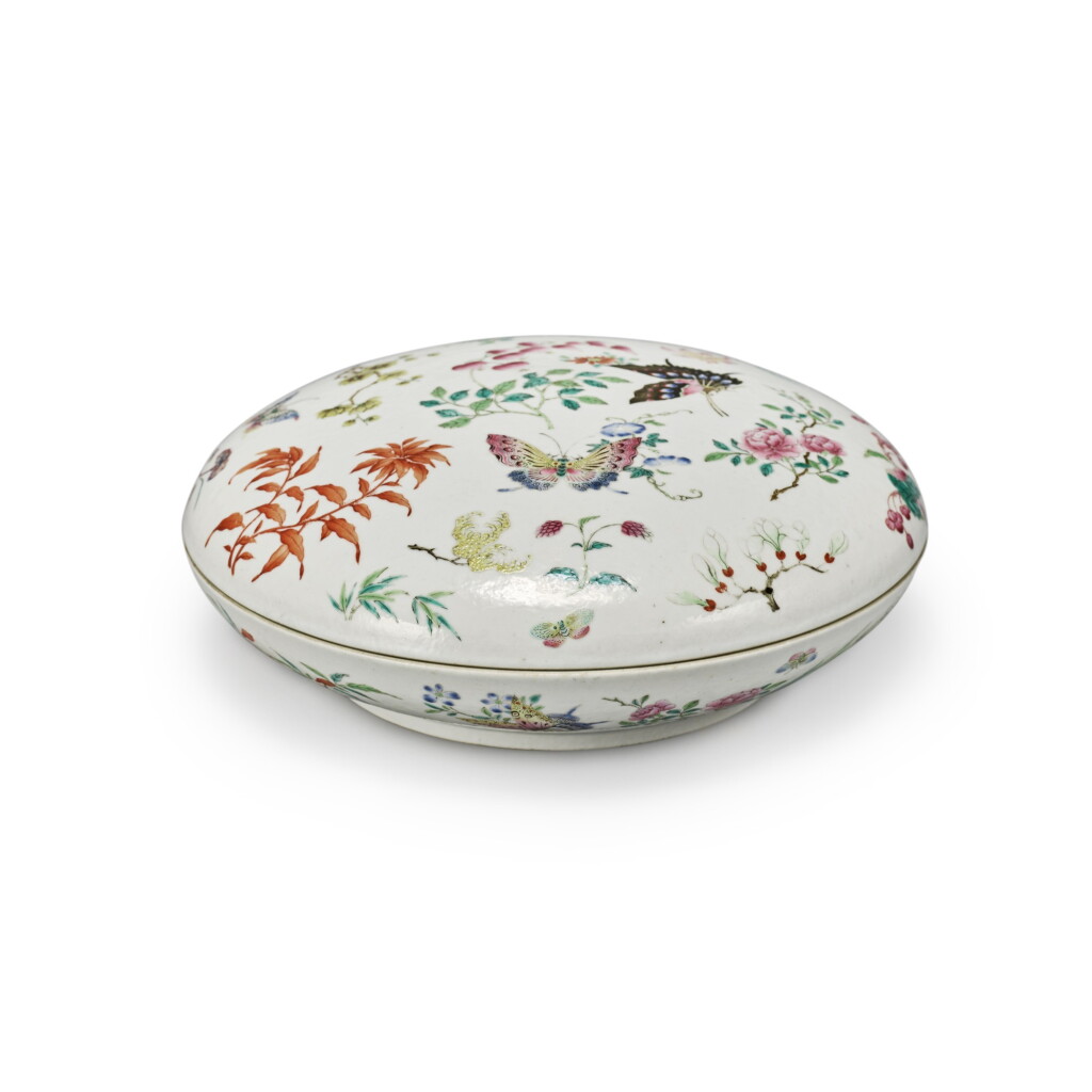 View full screen - View 1 of Lot 365. A large famille-rose 'flowers and butterflies' box and cover, Qing dynasty, Daoguang period | 清道光 粉彩花果瑞蝶紋蓋盒 《慎德堂製》款.