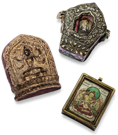 View full screen - View 1 of Lot 22. PLAQUE VOTIVE EN STUC POLYCHROME, TSHA TSHA, ET DEUX RELIQUAIRES, LA PLAQUE: MARQUE ET ÉPOQUE QIANLONG RELIQUAIRES: CHINE-TIBET, XIXE SIÈCLE | 清乾隆 擦擦 及 中國或西藏 十九世紀 佛牌 一組三件 擦擦: 《大清乾隆年製》款 | A polychrome stucco votive plaques, Tsha Tsha, mark and period of Qianlong and two reliquaries, Tibet and China, 19th century.
