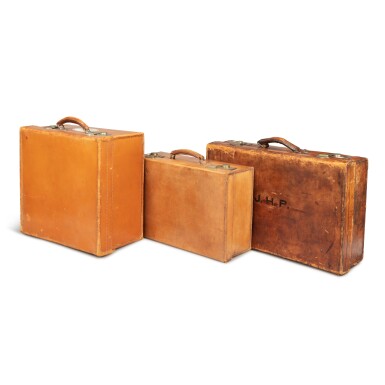 View full screen - View 1 of Lot 501. A lot of three vintage gentleman’s brown hard cased leather travelling cases | Los bestehend aus zwei alten rechteckigen Herrenreisekoffern und einem Kosmetikkoffer mit Etikett Karl Lagerfeld, beide in braunem Hartleder.