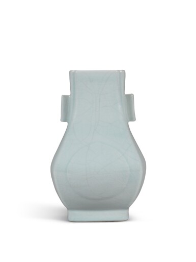 View full screen - View 1 of Lot 66. A Guan-type handled vase, fanghu, Mark and period of Tongzhi | 清同治 仿官釉貫耳方壺 《大清同治年製》款.