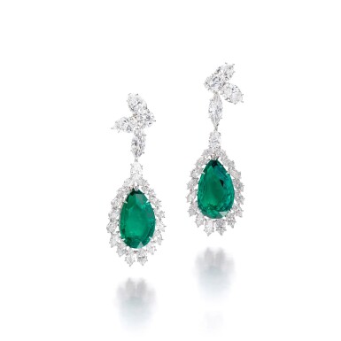 View full screen - View 1 of Lot 296. Superb pair of emerald and diamond pendent ear clips | 海瑞溫斯頓 | 祖母綠配鑽石耳墜一對.