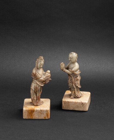View full screen - View 1 of Lot 159. Deux petites figures d'adorants bouddhistes en stéatite Dynastie Qing, XVIIE-XVIIIE siècles | 清十七至十八世紀 壽山石雕人物立像兩尊 | Two finely carved and incised-gilt soapstone Buddhist acolytes, Qing Dynasty, 17th-18th century.