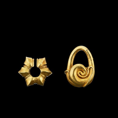 View full screen - View 1 of Lot 1013. Two solid gold earrings Java, Indonesia, 7th - 12th century | 印尼爪哇 七至十二世紀 金耳飾一組兩件.