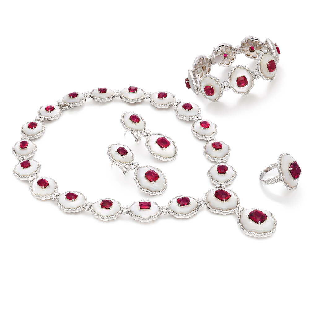 View full screen - View 1 of Lot 1890. Spinel, Mother-of-pearl and Diamond Parure | 天然「緬甸」未經加熱尖晶石 配 貝母 及 鑽石 套装(尖晶石共重62.66克拉).