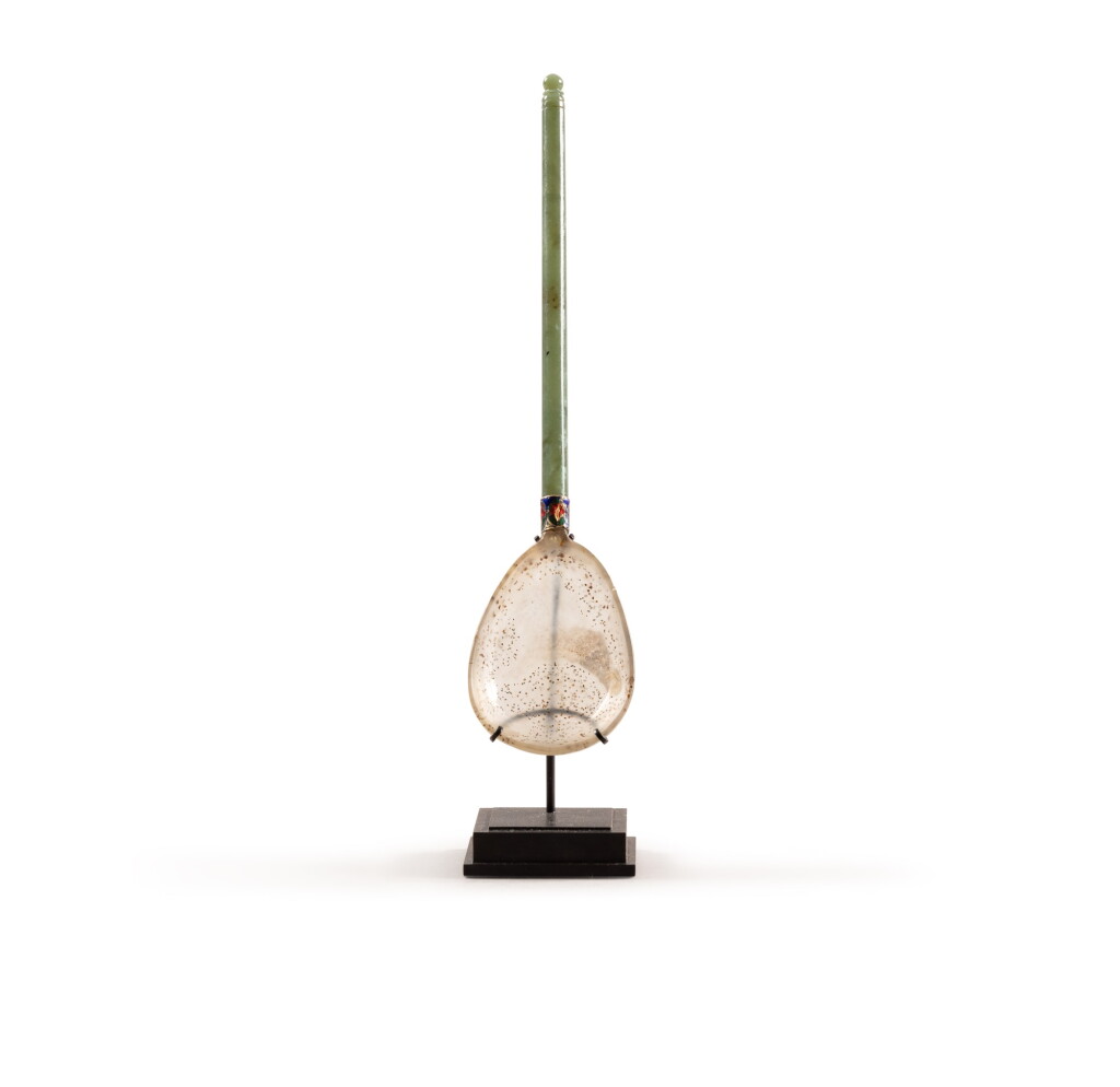 View full screen - View 1 of Lot 80. A carved green agate and jade spoon, the cup in grey spotted Agate, Mughal, India, circa 18th-19th century | Cuillère en agate et jade vert et gris moucheté, monture émaillée de petites fleurs polychromes, Inde, Moghole, XVIIIe/XIXe siècle.