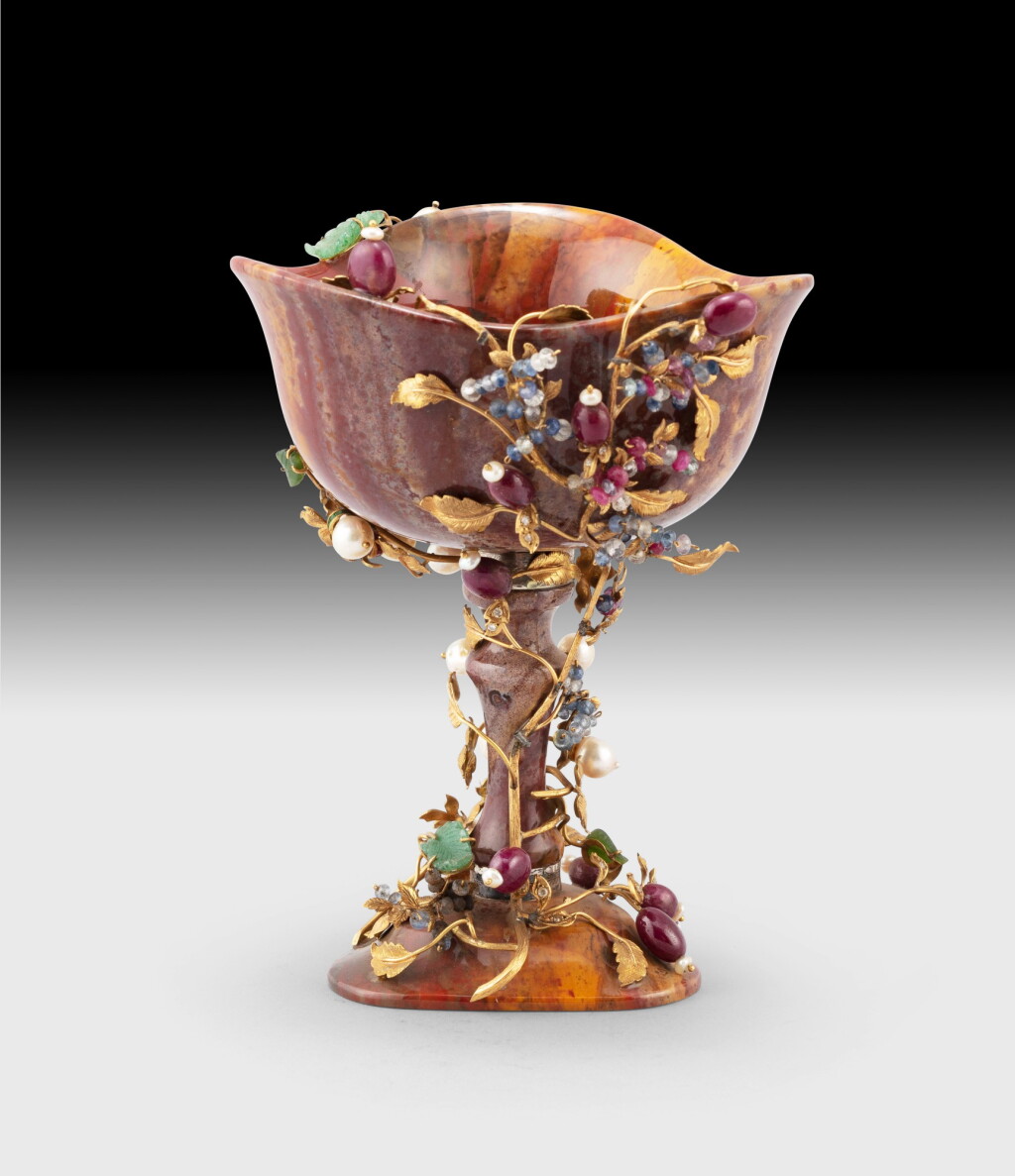 View full screen - View 1 of Lot 205. An Italian jasper cup with gold mounts, decorated with branches and leaves, pearls and stones, attributed to Ghelli, Millan, modern | Coupe en jaspe montée en or, décor de ramages et feuilles, ornée de perles et pierres par Ghelli, Milan, moderne.