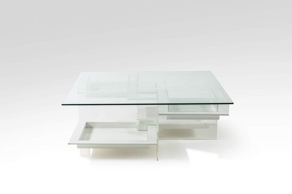 View full screen - View 1 of Lot 146. Table basse à collection.