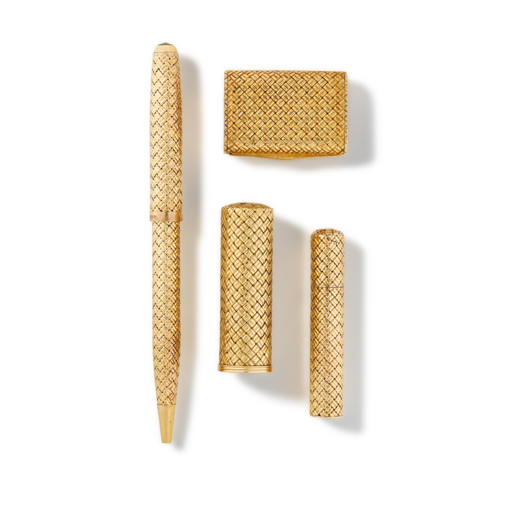 View full screen - View 1 of Lot 300. Van Cleef & Arpels | Ensemble d'accessoires or | Group of gold accessories.