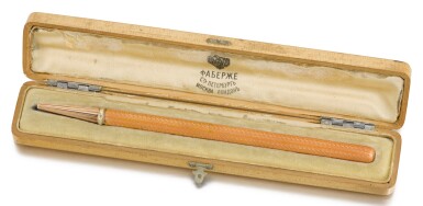 View full screen - View 1 of Lot 307. A FABERGÉ THREE-COLOUR GOLD-MOUNTED SILVER AND GUILLOCHÉ ENAMEL PROPELLING PENCIL, WORKMASTER ANNA RINGE, ST PETERSBURG, 1908-1917.