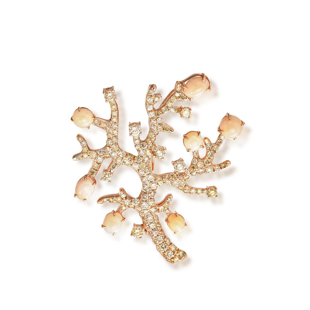 View full screen - View 1 of Lot 2027. Conch Pearl and Diamond Brooch | 天然海螺珠 配 鑽石 胸針.