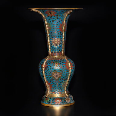View full screen - View 1 of Lot 340. A large cloisonné enamel yenyen vase, Ming dynasty, 17th century | 明十七世紀 銅胎掐絲琺瑯纏枝番蓮紋出戟鳳尾尊.