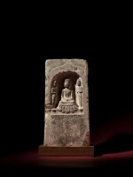 An inscribed four-sided stone votive stele with Buddhist triad, Northern Qi dynasty, dated 1st year of the Tiantong period, corresponding to 565 | 北齊天統元年(565年) 石雕刻銘四面龕像 《天統元年歲次乙酉五月十五日》款
