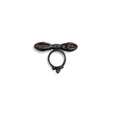 View full screen - View 1 of Lot 772. A bronze 'Wrathful head and snake' Vajra-Ring , Dali Kingdom, 12th century | 十二世紀 大理國銅怒瞋金剛持戒指.