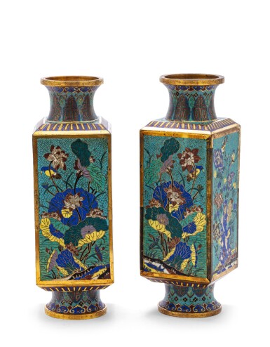 View full screen - View 1 of Lot 89. Superbe paire de grands vases rectangulaires en bronze doré et émaux cloisonnés Dynastie Qing, XVIIIE-XIXE siècle | 清十八至十九世紀 掐絲琺瑯花鳥紋琮式瓶一對 | A rare pair of large gilt-bronze and cloisonné enamels 'bird and flowers' archaistic vases, cong, Qing Dynasty, 18th-19th century.