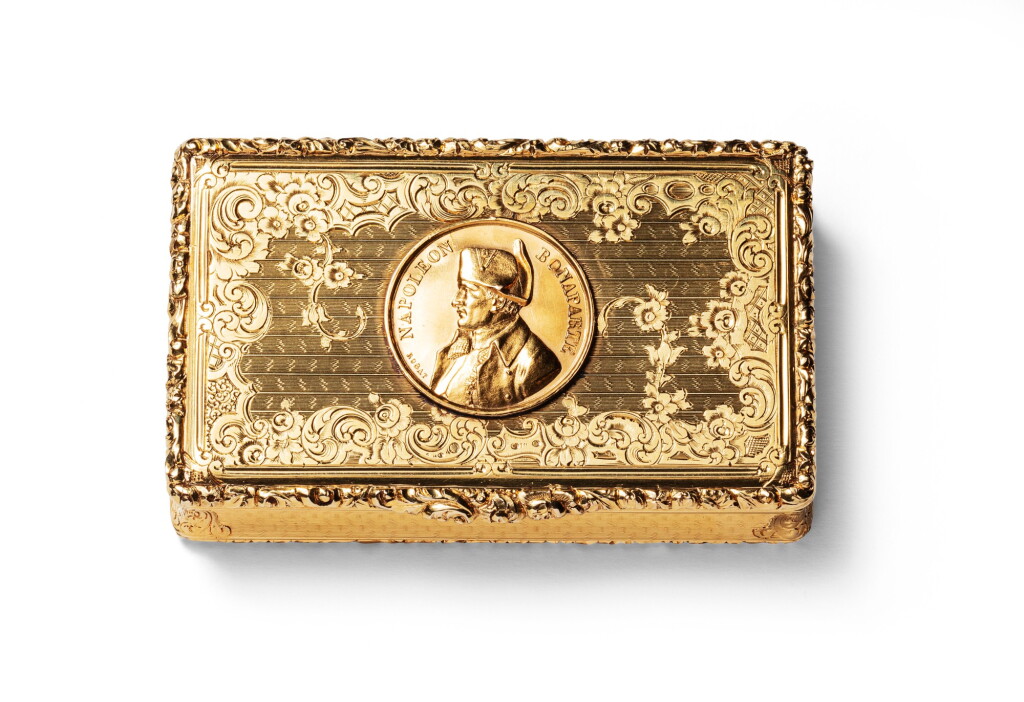 View full screen - View 1 of Lot 68. A rectangular gold box insert with a medal representing Napoléon, Louis Tronquoy, Paris, circa 1830 | Tabatière rectangulaire en or sertie d'une médaille représentant Napoléon par Louis Tronquoy, Paris, vers 1830.