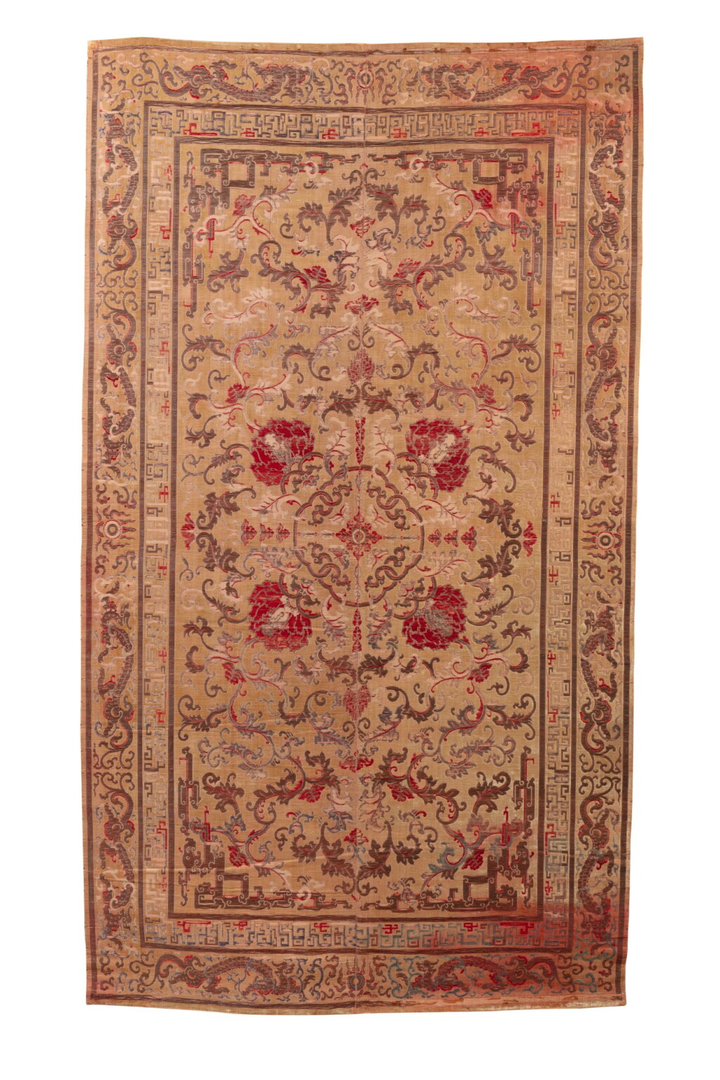 全萤幕检视 - 查看54A large embroidered cut velvet silk 'floral' wall hanging Qing dynasty, 18th century | 清十八世紀 杏地花卉紋刺繡絲絨掛幅的1