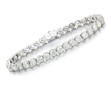 Voir en plein écran - Voir 1 du lot 13. DIAMOND BRACELET.