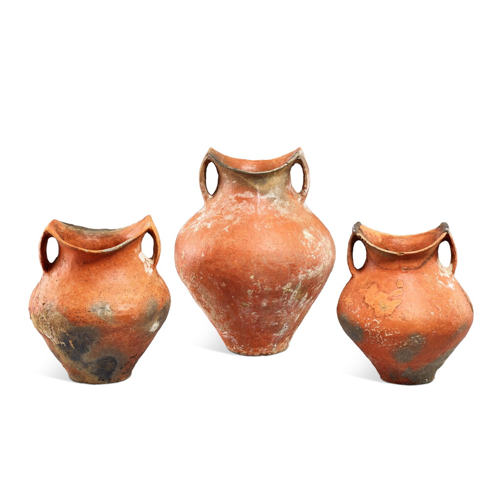 View full screen - View 1 of Lot 827. Three red pottery 'saddle-mouth' handled jars, Siwa culture, c. 1350 BC 寺窪文化 紅陶馬鞍口雙耳罐三件.