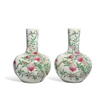Two large famille-rose 'peach' bottle vases (Tianqiuping), Late Qing dynasty / 20th century