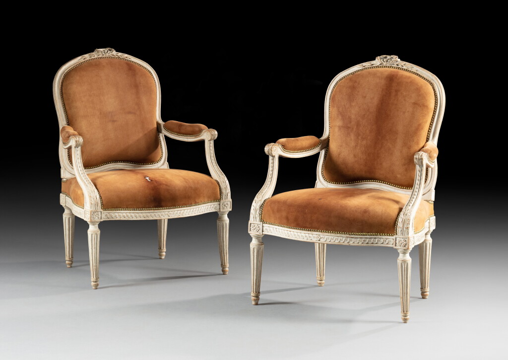 View full screen - View 1 of Lot 26. A pair of white lacquered armchairs, Louis XVI, circa 1775 | Paire de fauteuils en bois laqué blanc d'époque Louis XVI, vers 1775.