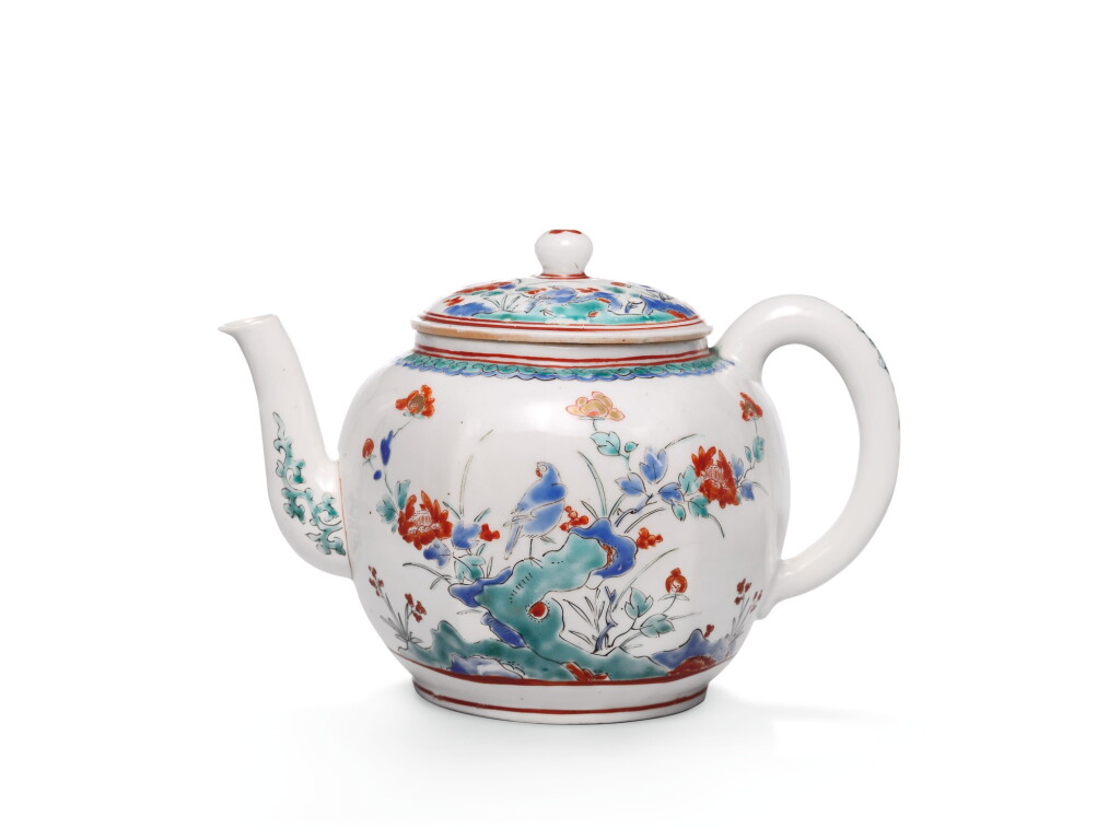 View full screen - View 1 of Lot 485. A KAKIEMON TEAPOT AND COVER EDO PERIOD, LATE 17TH CENTURY | 江戶時代十七世紀末 柿右衛門彩繪花鳥圖茶壺.