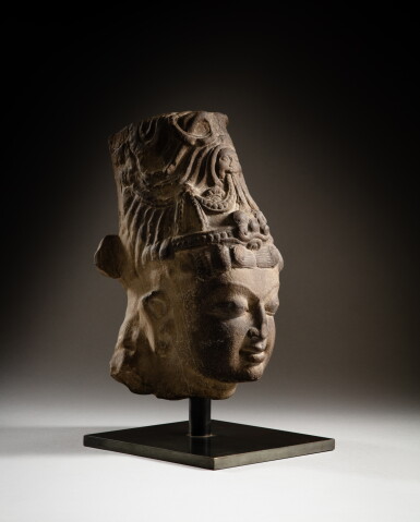 View full screen - View 1 of Lot 139. A stone head of Vishnu, North India, 11th - 12th century | 北印度 十一至十二世紀 石雕毗濕奴首像.