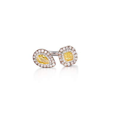 View full screen - View 1 of Lot 574. Coloured Diamond and Diamond Ring | 彩色鑽石 配 鑽石 戒指(彩色鑽石共重1.01克拉).