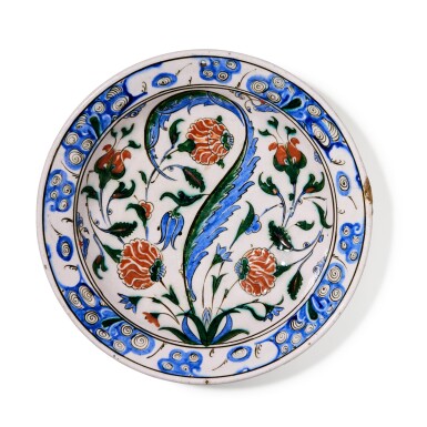 View full screen - View 1 of Lot 20. An Iznik Polychrome Pottery Dish, Turkey, Ottoman, Circa 1575 | Ein polychromer Iznik-Keramik Teller, Türkei, Osmanisch, um 1575.