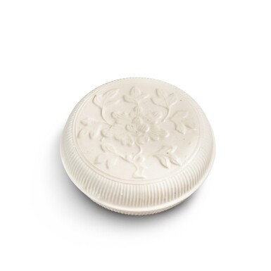 View full screen - View 1 of Lot 1137. A molded 'Dehua' 'peony' box and cover, Circa 1690 | 約1690年 德化白釉印花紋蓋盒.