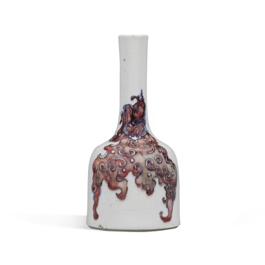 View full screen - View 1 of Lot 53. A blue and white and underglaze red mallet-shaped vase, Qing dynasty, Kangxi period | 清康熙 青花釉裏紅夔龍紋搖鈴尊.