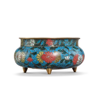 View full screen - View 1 of Lot 955. A cloisonné enamel 'chrysanthemum' tripod incense burner, Ming dynasty, 15th - 16th century | 明十五至十六世紀 銅胎掐絲琺瑯纏枝菊紋三足爐.
