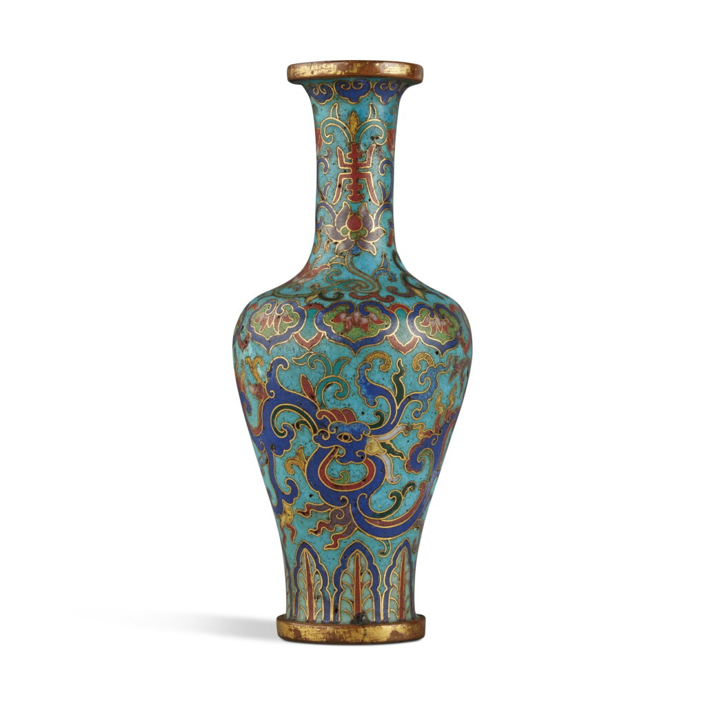 Voir en plein écran - Voir 1 du lot 57. A small cloisonné enamel 'dragon' vase, Qing dynasty, Qianlong period | 清乾隆 銅胎掐絲琺瑯夔龍紋小瓶.