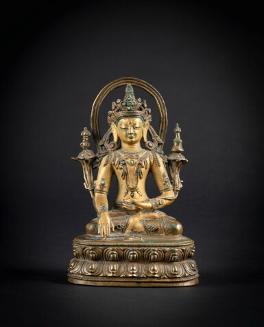 Voir en plein écran - Voir 1 du lot 9. A rare gilt copper alloy Buddhist figure, probably Ashkobya Buddha Tibet, 15th-16th century | 西藏 十五至十六世紀 鎏金銅合金或為阿閦佛坐像.