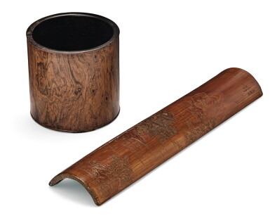 View full screen - View 1 of Lot 87. POT À PINCEAUX EN BOIS ET REPOSE-POIGNET EN BAMBOU DYNASTIE QING, XIXE SIÈCLE | 清十九世紀 木筆筒 及 清十九世紀 竹雕臂擱 「張學」款 | A wood brushpot and a carved bamboo wristrest, Qing Dynasty, 19th century.