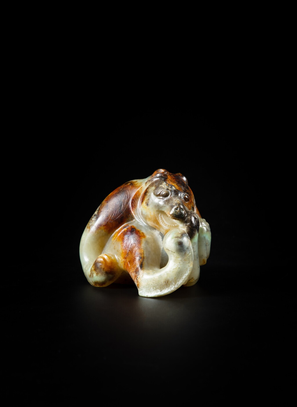 全萤幕检视 - 查看95A celadon and russet brown jade ‘bear’ carving, Probably Song or Ming dynasty | 或宋至明 褐斑青玉雕熊的1