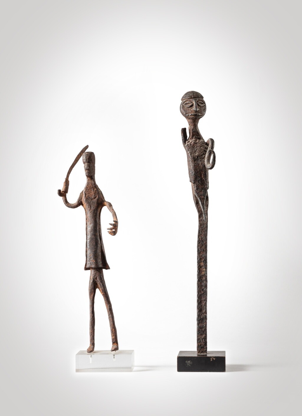 View full screen - View 1 of Lot 158. Deux figures, Dogon, Mali et Fon, République du Bénin | Two Figures, Dogon, Mali and Fon, Republic of Benin.