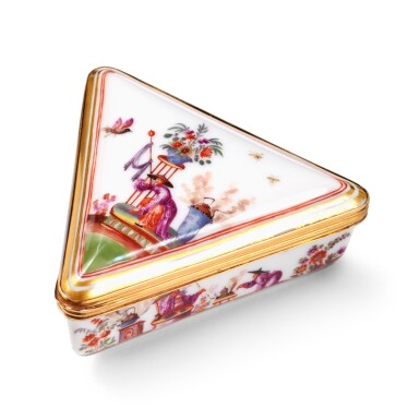 View full screen - View 1 of Lot 1104. A Continental porcelain gold-mounted snuff box in Meissen style, nineteenth century.